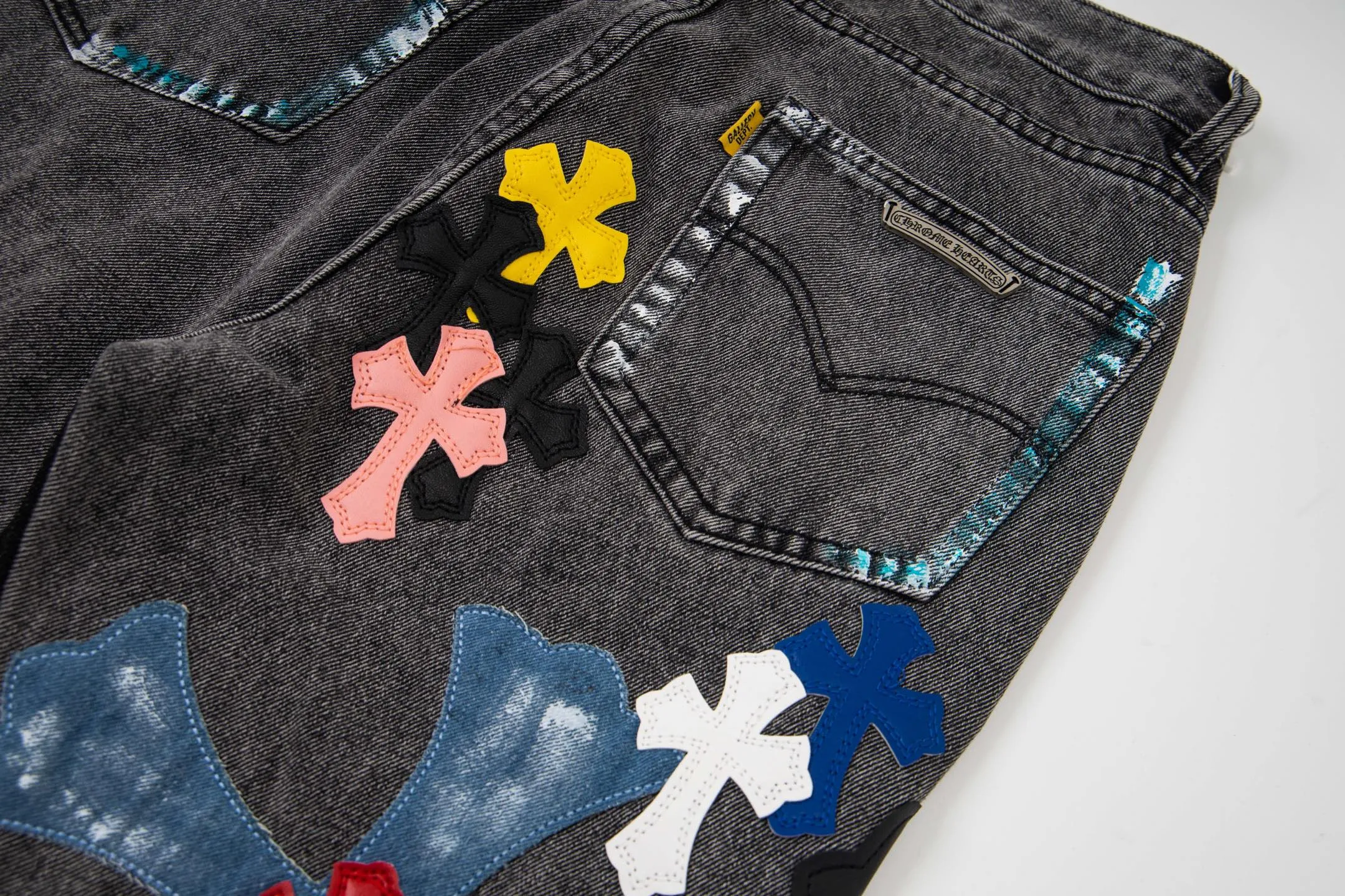 💰330 Top Version GALLERY DEPT & Chrome Hearts Chrome Hearts co-branded large logo blue, yellow, black and white multi-color spliced ​​washed jeans, truly restores the ultimate vintage texture, three-dimensional version, loose and comfortable, not picky about the figure, taller and slimmer, large factory Seiko, original factory quality control, same style for men and women, can be matched with couples, versatile recommendation, must-have jeans for all seasons, fashionable people have been disappointed. From the quality selection of fabrics, the tailoring of details, and the matching of patterns, they are all impeccable! The upper body is so handsome when worn...it can be easily worn by men, women and children! The craftsmanship is made of heavy-duty washed pure cotton denim fabric. After washing, it is soft and thick. It is very stylish when worn on the body. Style number: 1788# Color: black Size: 28 30 32 34 36
